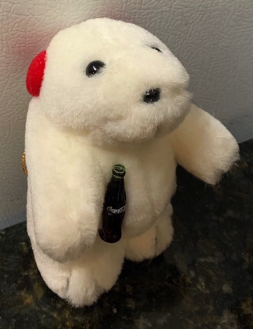 81176-1 € 3,00 coca cola knuffel ijsbeer met oorwarmers.jpeg